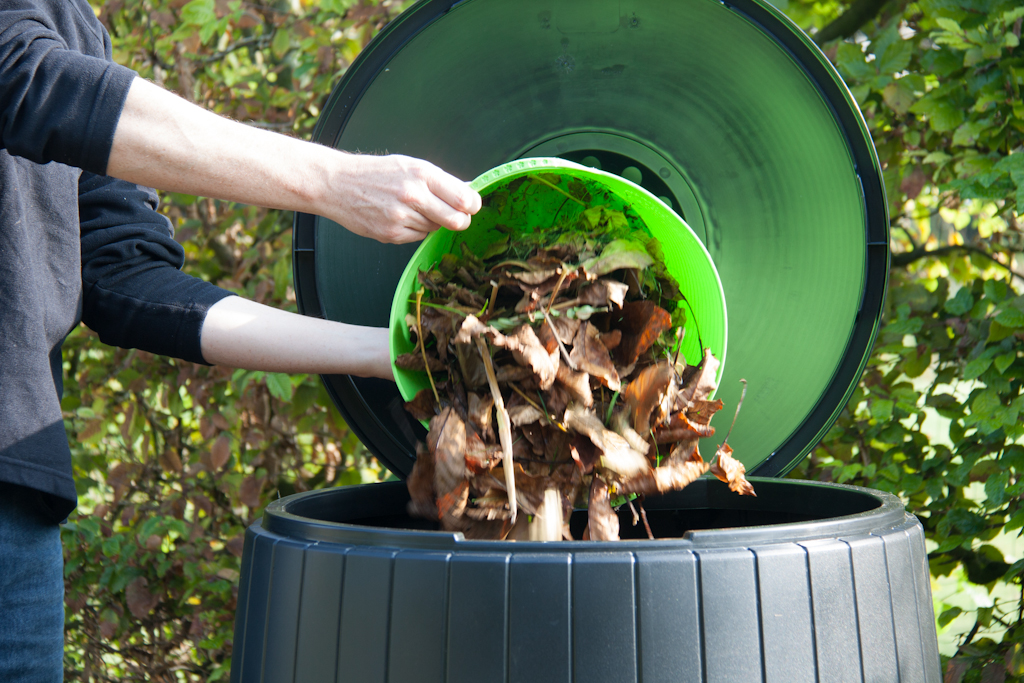 Thuis composteren tuinresten in een compostvat verwerken